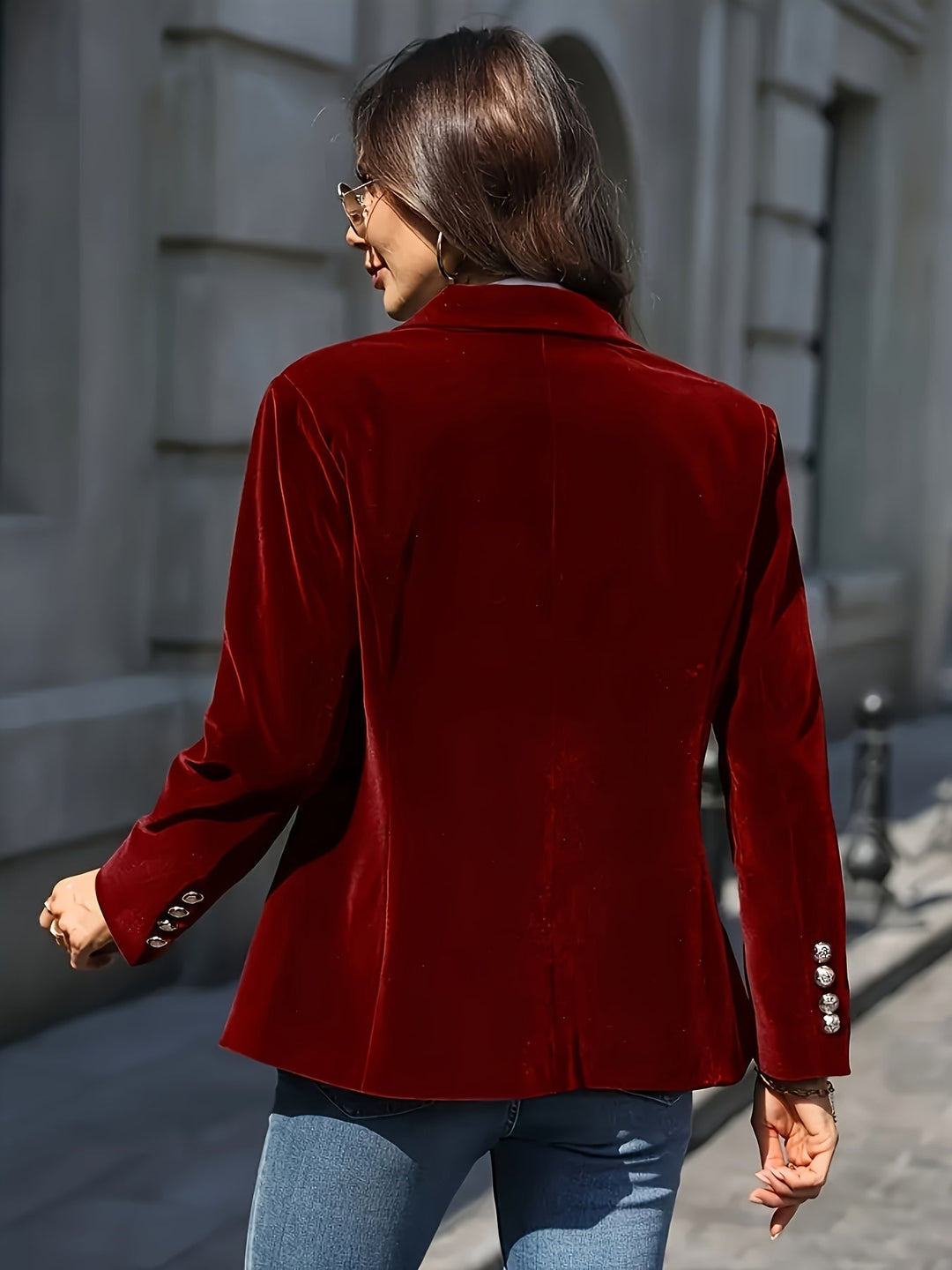 Zwarte getailleerde dames jas, veelzijdig en chique, met enkele knoopsluiting. Essentieel voor elke garderobe.