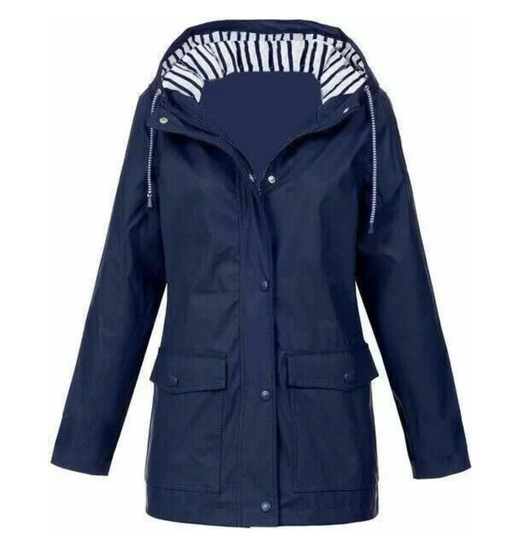 Vrouw sluit de rits van haar warme winddichte damesjas, voorbereid op kou en regen.