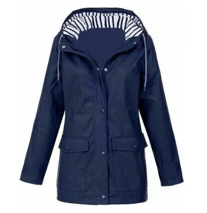 Vrouw sluit de rits van haar warme winddichte damesjas, voorbereid op kou en regen.
