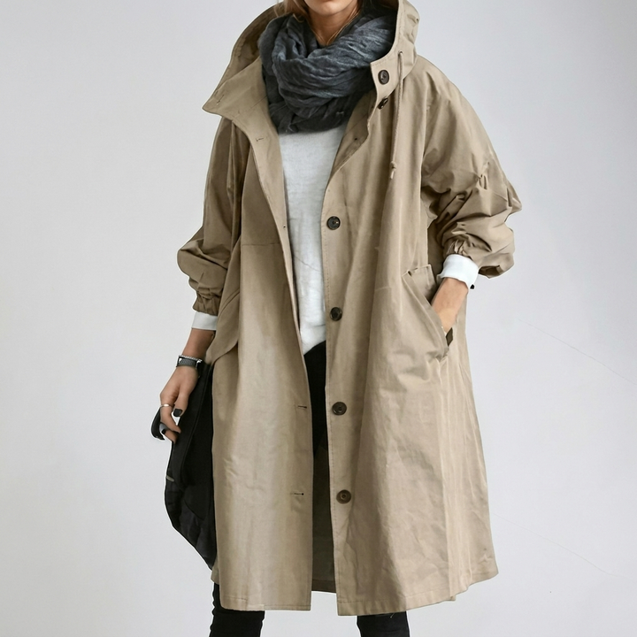 Elegante dames trenchcoat, waterdicht & lichtgewicht met praktische capuchon. Perfect voor regenachtige dagen.