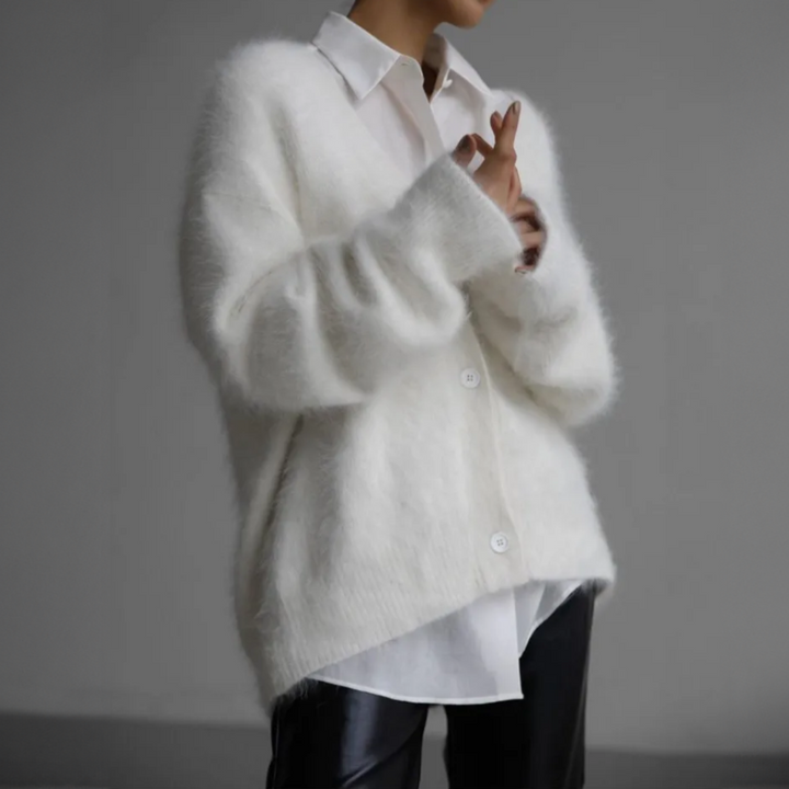 Comfortabel gebreid dames vest, zachte stof. Essentiële winterkleding en herfstmode.