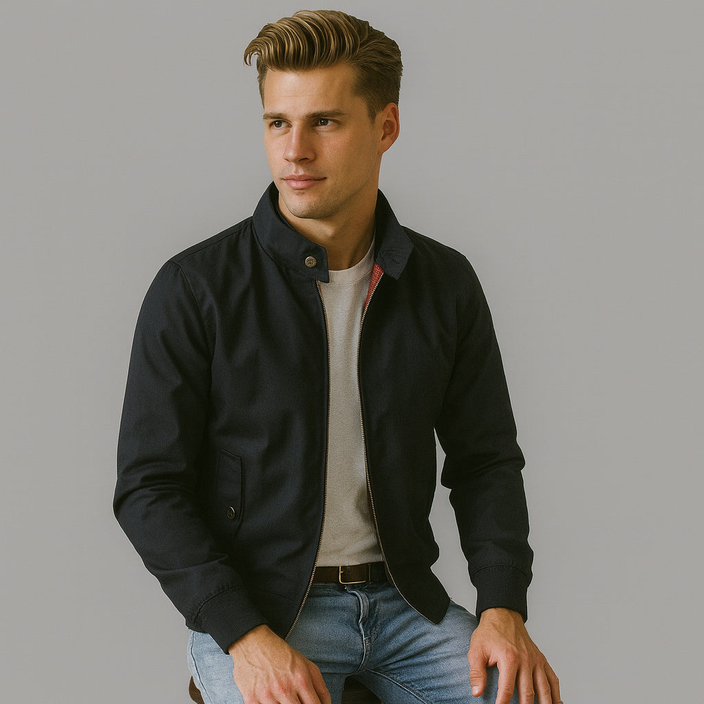 Detaillering van de ritssluiting en klassieke ribkraag op een heren Harrington tussenseizoen jas.