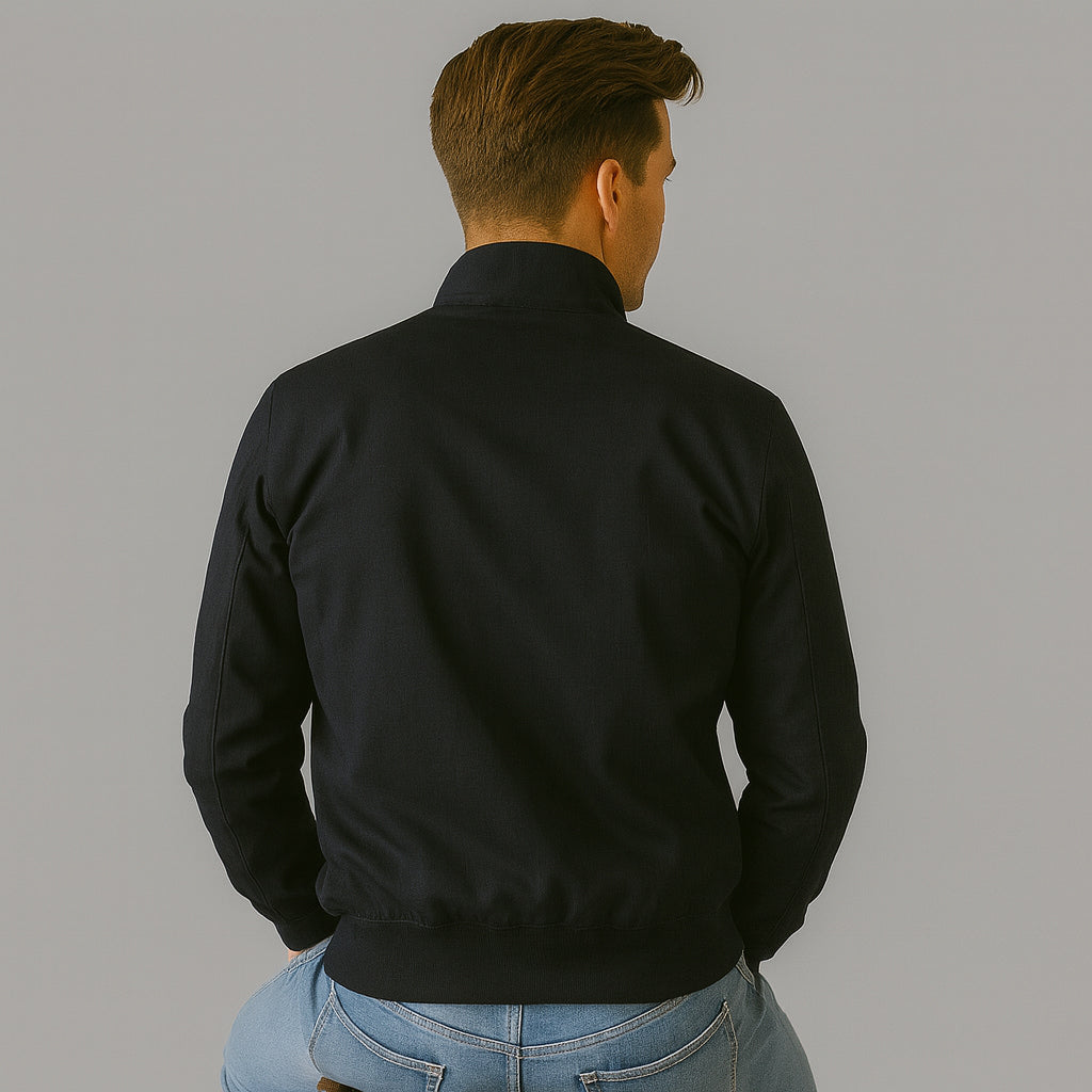 Man draagt casual klassieke Harrington jas, vooraanzicht, toont de tijdloze pasvorm en stijl.