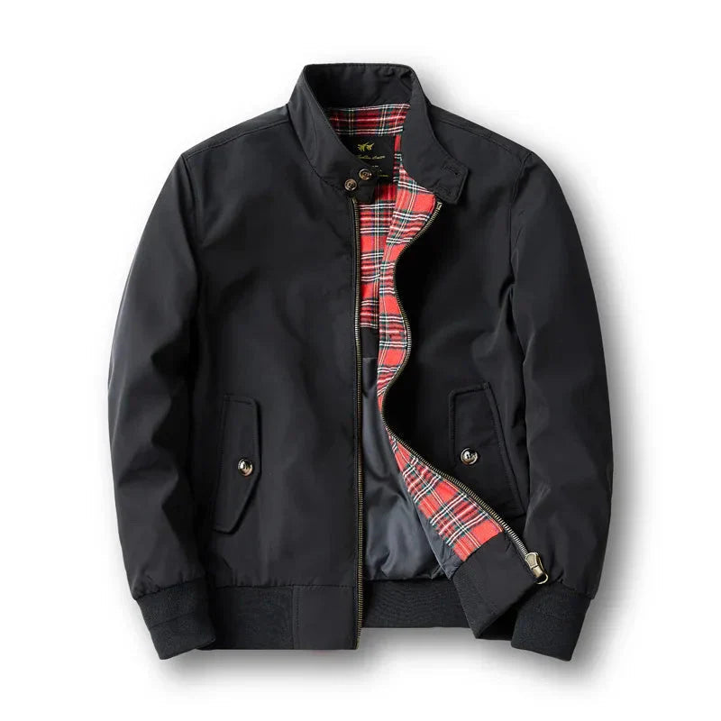Harrington jas voor heren, zij-aanzicht, met subtiele tartan voering en elastische boorden.