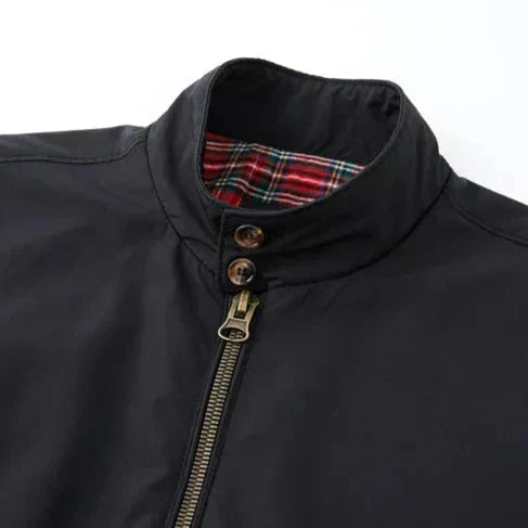 Klassieke Harrington jas, perfect te combineren voor een smart-casual herenlook. Tijdloze mode.