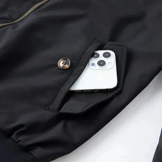 Productfoto: Platte lay-out van een heren Harrington jas, toont de stof, ritssluiting en afwerking.