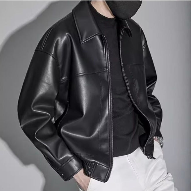 Modieuze oversized heren jas met strakke rechte kraag, een essentieel stuk voor moderne heren mode.