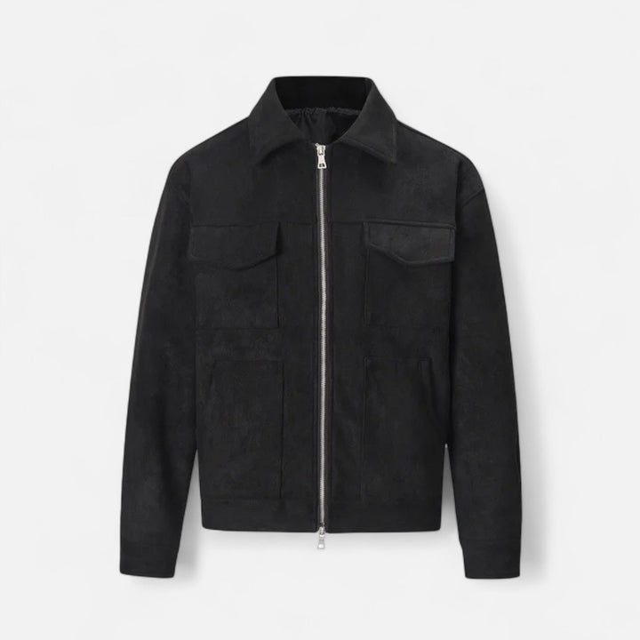 Detaillering van de veelzijdige heren utility jas met functionele zakken en robuuste rits.