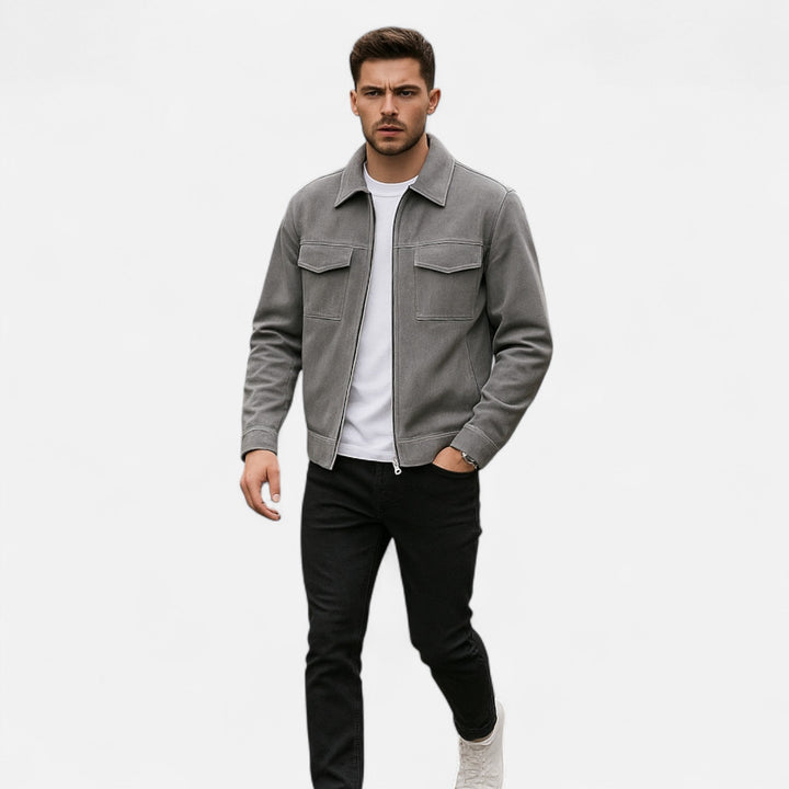 Rugzijde van de lichtgewicht heren jas met utility look, perfect als tussenjas voor mannen.