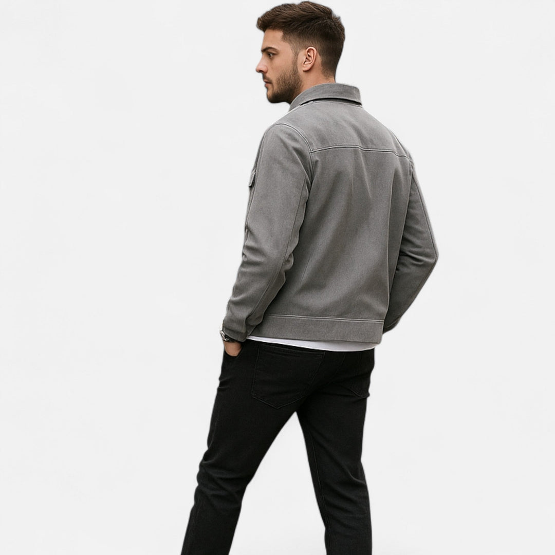 Man draagt stijlvolle lichtgewicht utility jas, perfect voor een casual look onderweg.