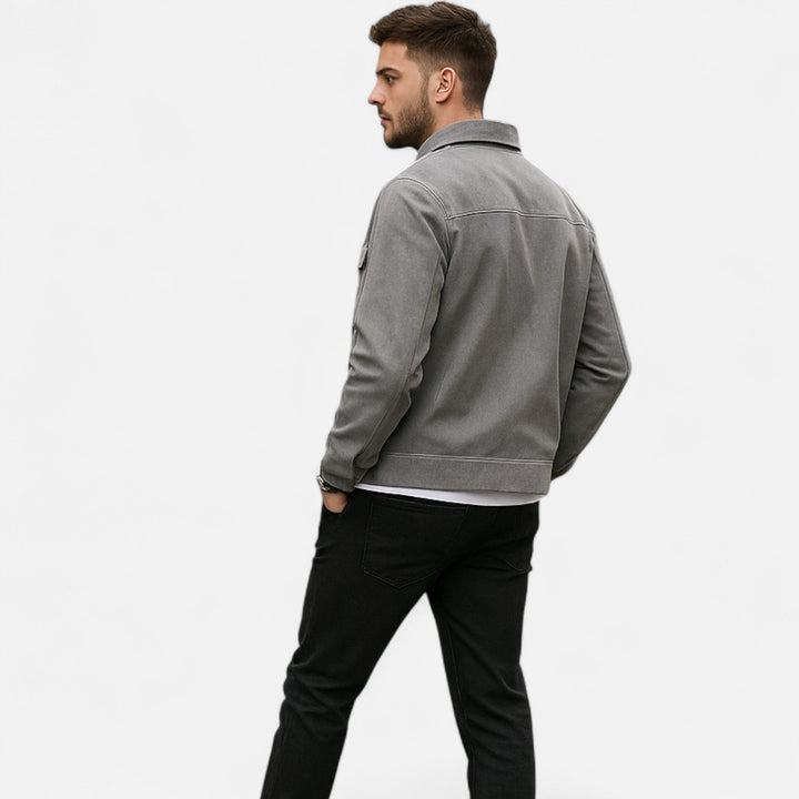 Man draagt stijlvolle lichtgewicht utility jas, perfect voor een casual look onderweg.