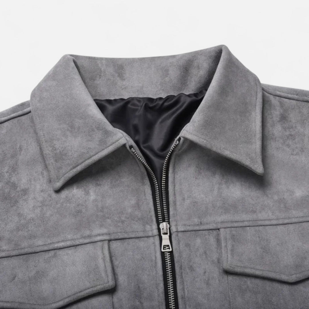 Zijaanzicht van de casual heren jas met lichtgewicht design en praktische utility details.