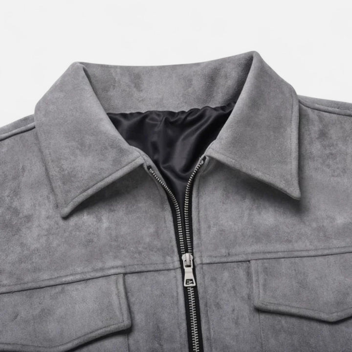 Zijaanzicht van de casual heren jas met lichtgewicht design en praktische utility details.