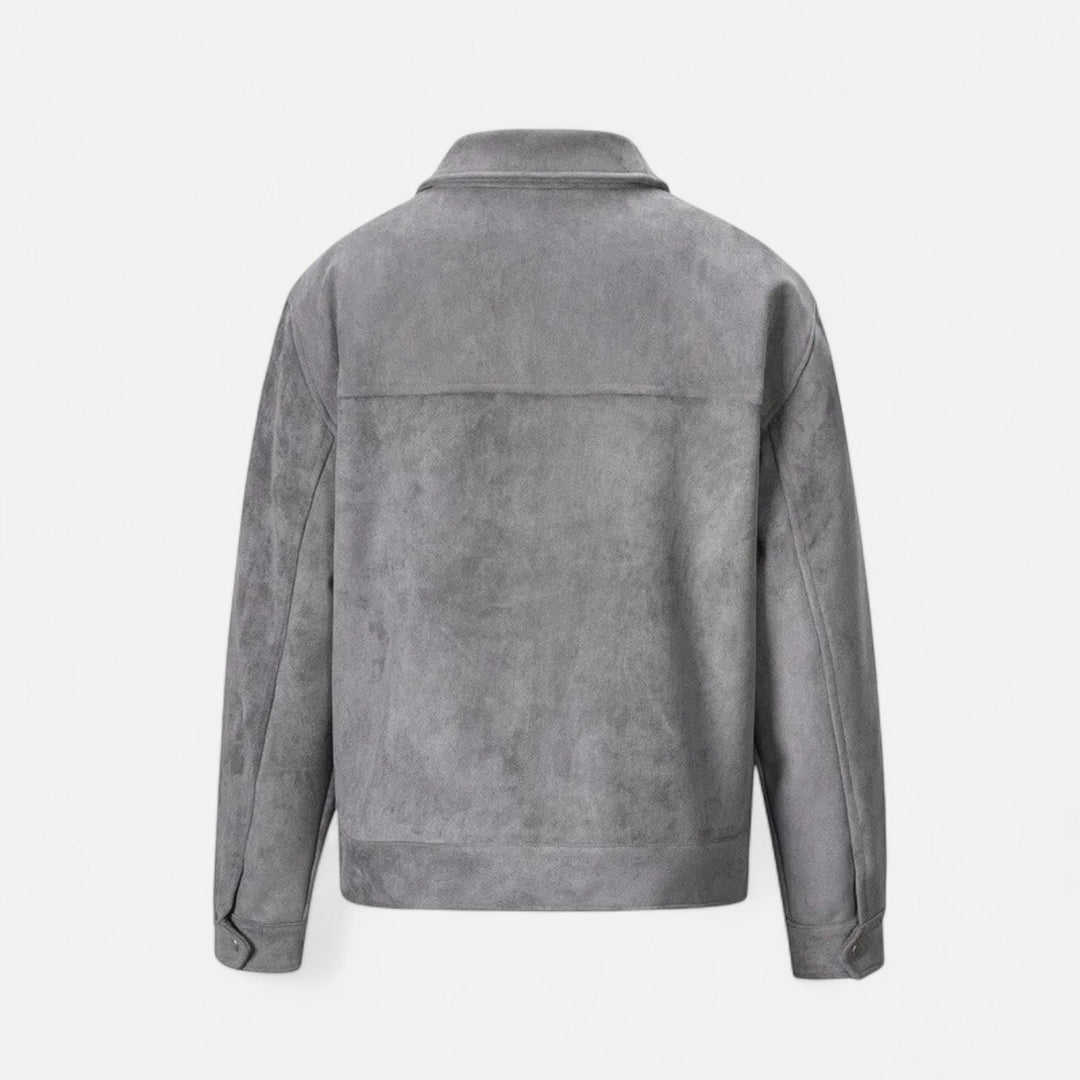 Heren lichtgewicht utility jas gecombineerd met jeans en sneakers voor een complete streetwear outfit.