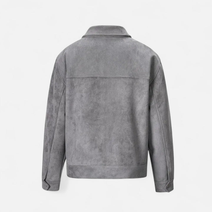 Heren lichtgewicht utility jas gecombineerd met jeans en sneakers voor een complete streetwear outfit.