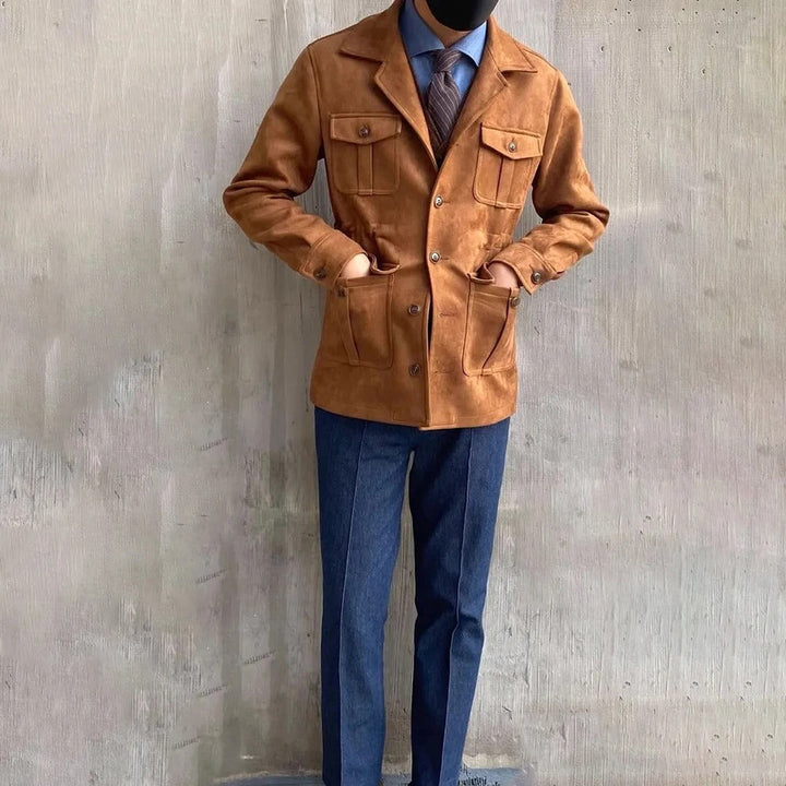 Herenjas met klassieke kraag en praktische klepzakken, ideaal als button-front overshirt voor heren.