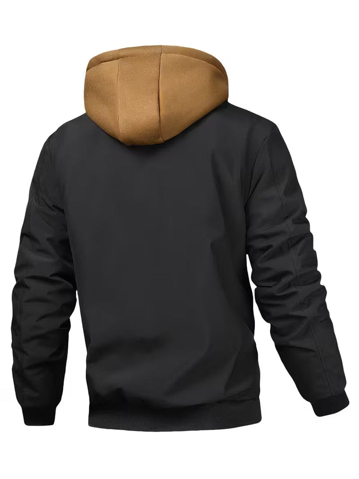 Stijlvolle herenjas met ruitpatroon en afneembare capuchon, gewatteerd voor extra warmte. Ideale herfst-winterjas.