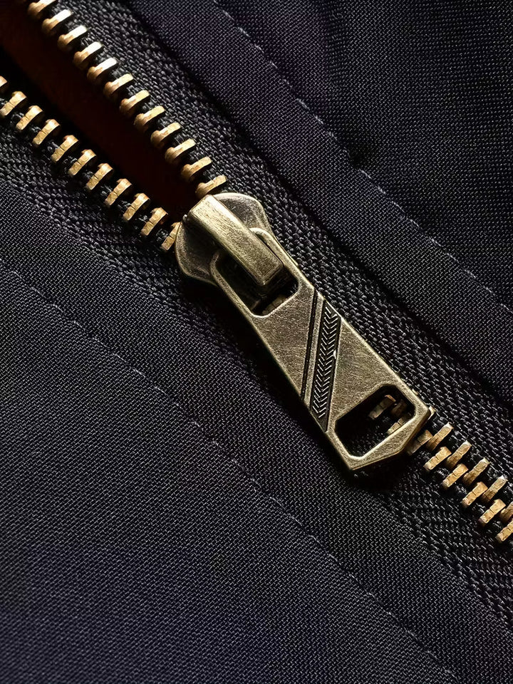 Detail van gewatteerde heren parka met ruitpatroon en capuchon. Hoogwaardige polyester winterjas.