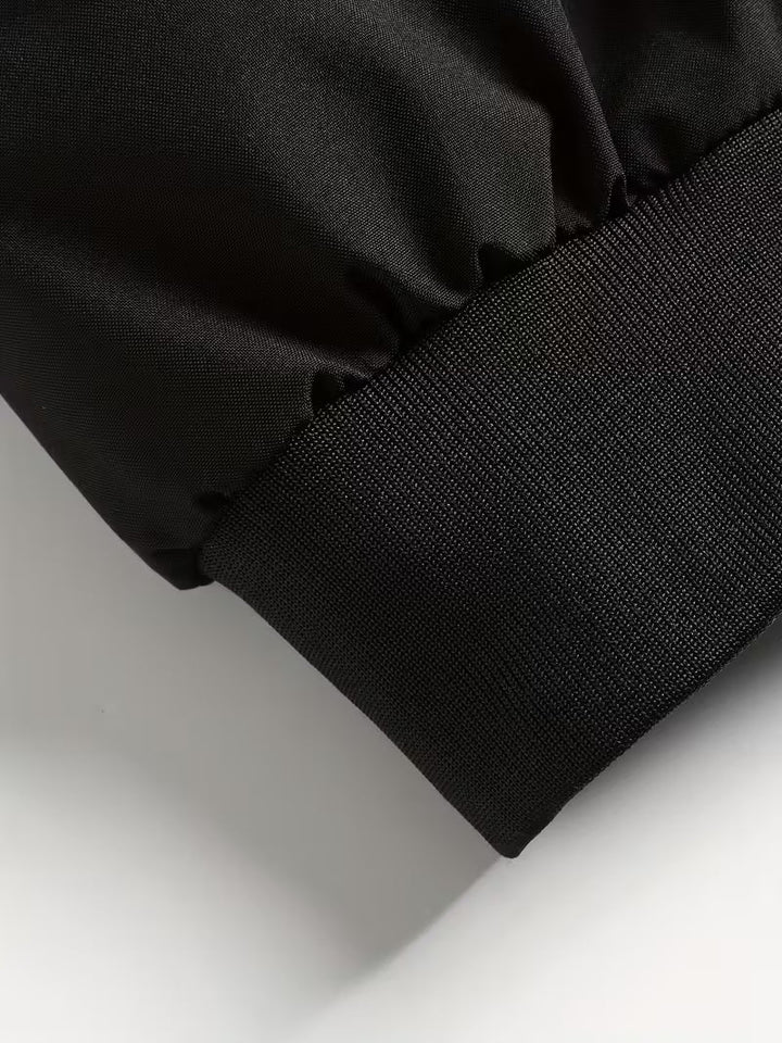 Vooraanzicht heren parka met ruitpatroon en warme capuchon. Casual gewatteerde winter- en herfstjas.