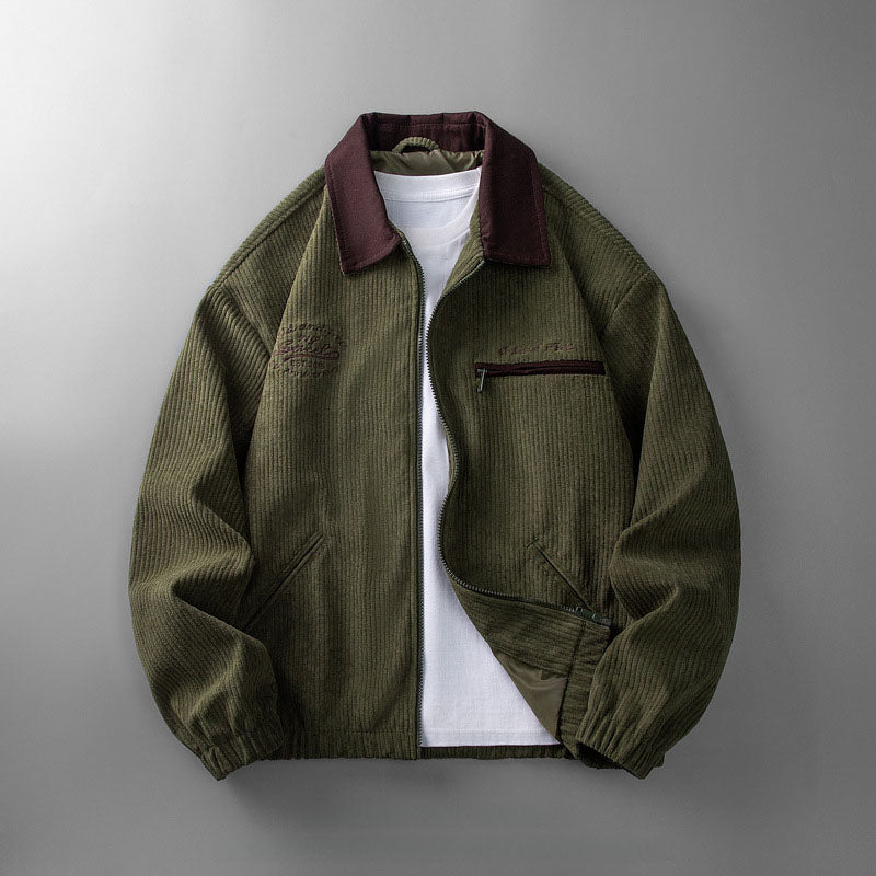Man model in een moderne heren Harrington jas met opstaande kraag en ritssluiting.