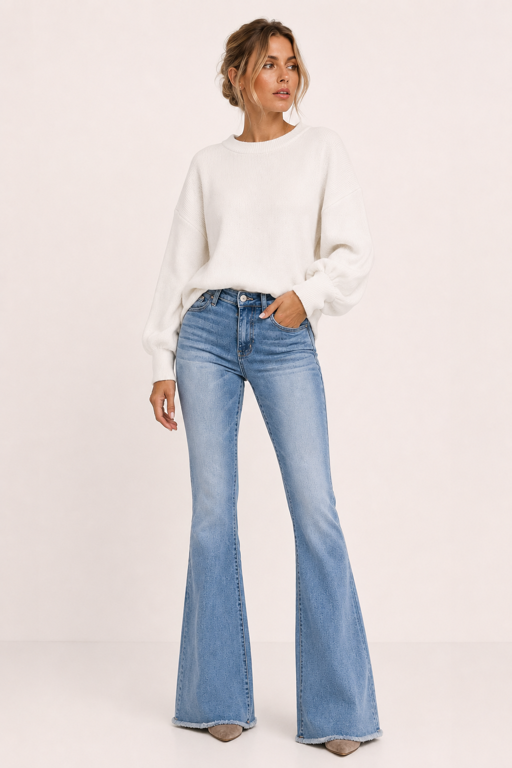 Blauwe damesjeans met hoge taille en modieuze uitlopende pijpen, perfect voor een stijlvolle dagelijkse outfit.