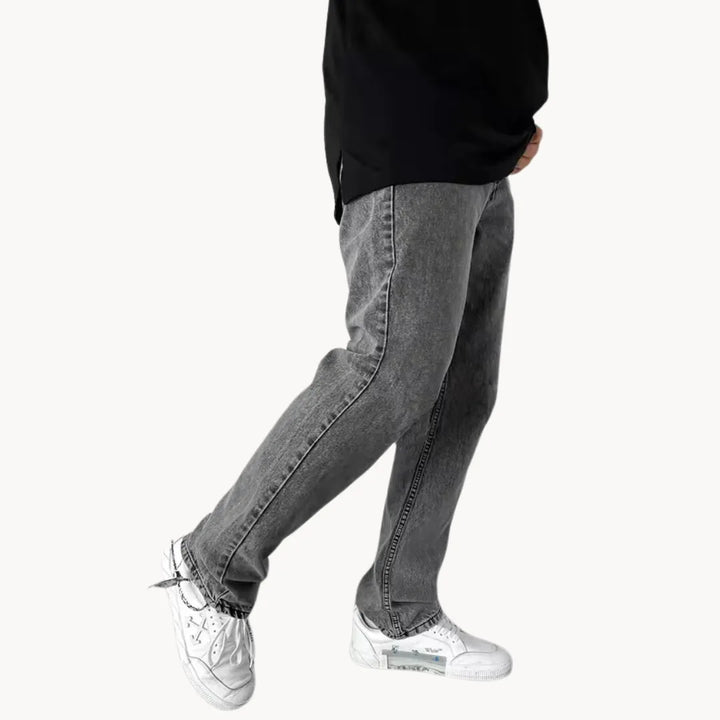 Deze straight fit herenjeans combineert comfort en stijl. Een veelzijdige casual broek voor elke man.