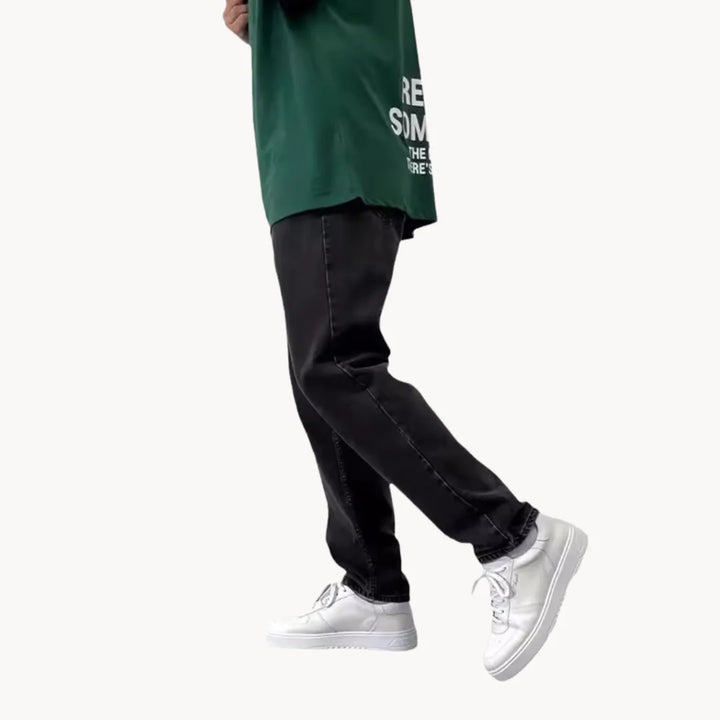 Stijlvolle straight fit herenjeans. Ideaal voor een moderne herenmode outfit met comfortabele pasvorm.