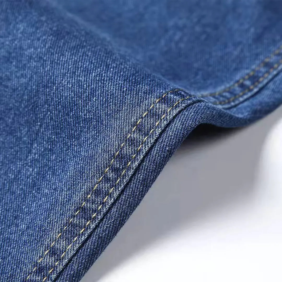 Grijze straight fit herenjeans. Deze moderne casual broek biedt comfort en veelzijdigheid.