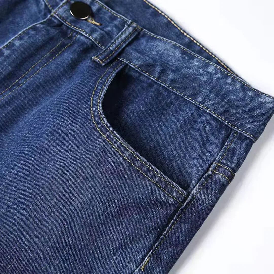 Lichtblauwe straight fit herenjeans. Frisse, comfortabele casual broek voor een relaxte dagelijkse stijl.