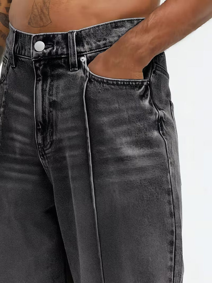 Veelzijdige herenjeans: loose straight-leg, hoge taille. Comfortabele spijkerbroek voor een moderne, casual stijl.