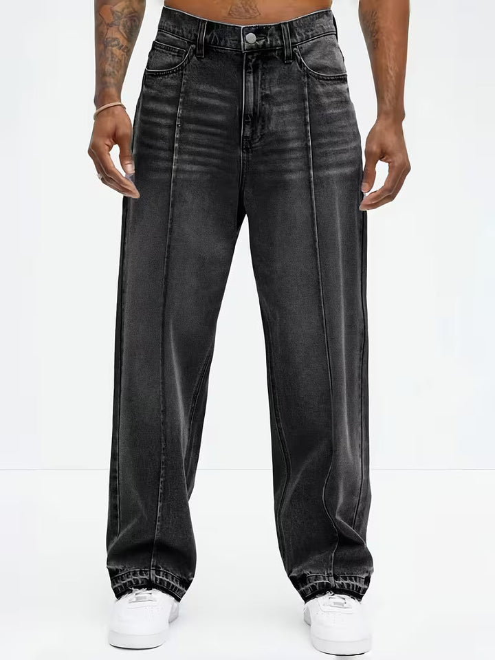 Detail van de hoge taille en rechte pijp van deze comfortabele loose straight-leg herenjeans. Stijlvol ontwerp.