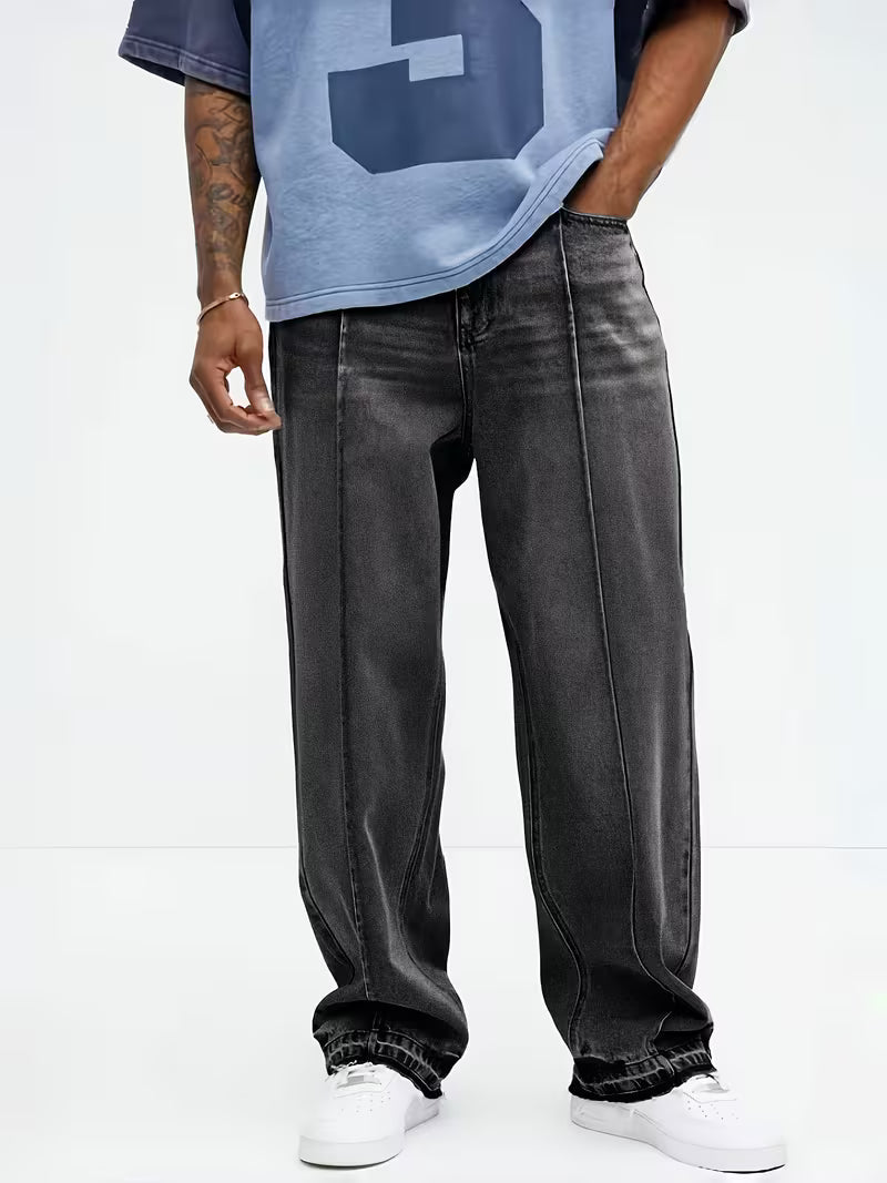Textuur van de stof van de blauwe loose straight-leg herenjeans. Duurzame spijkerbroek met casual uitstraling.