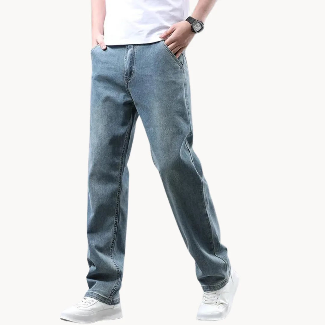 Heren spijkerbroek met rechte pasvorm in klassiek blauw denim, ideaal voor comfort en stijl.