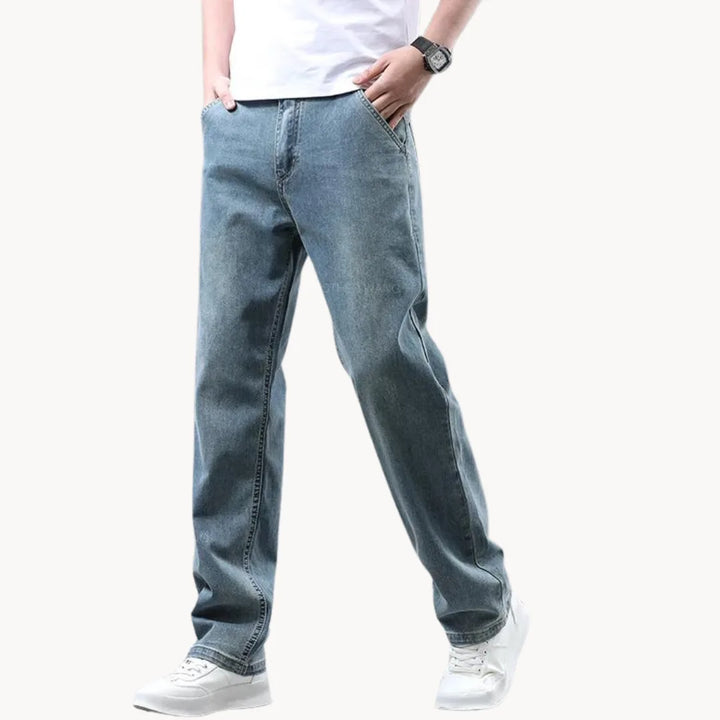 Heren spijkerbroek met rechte pasvorm in klassiek blauw denim, ideaal voor comfort en stijl.