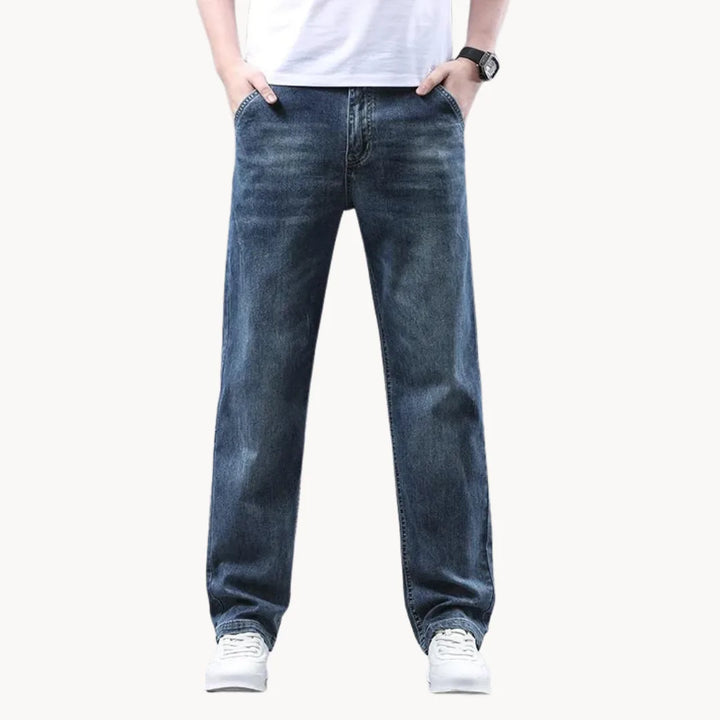 Moderne heren jeans met rechte pasvorm in blauw denim, combineert comfort met een eigentijdse look.
