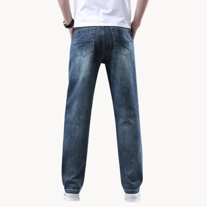 Comfortabele blauwe spijkerbroek voor heren, rechte pijpen en zacht denim, all season geschikt.