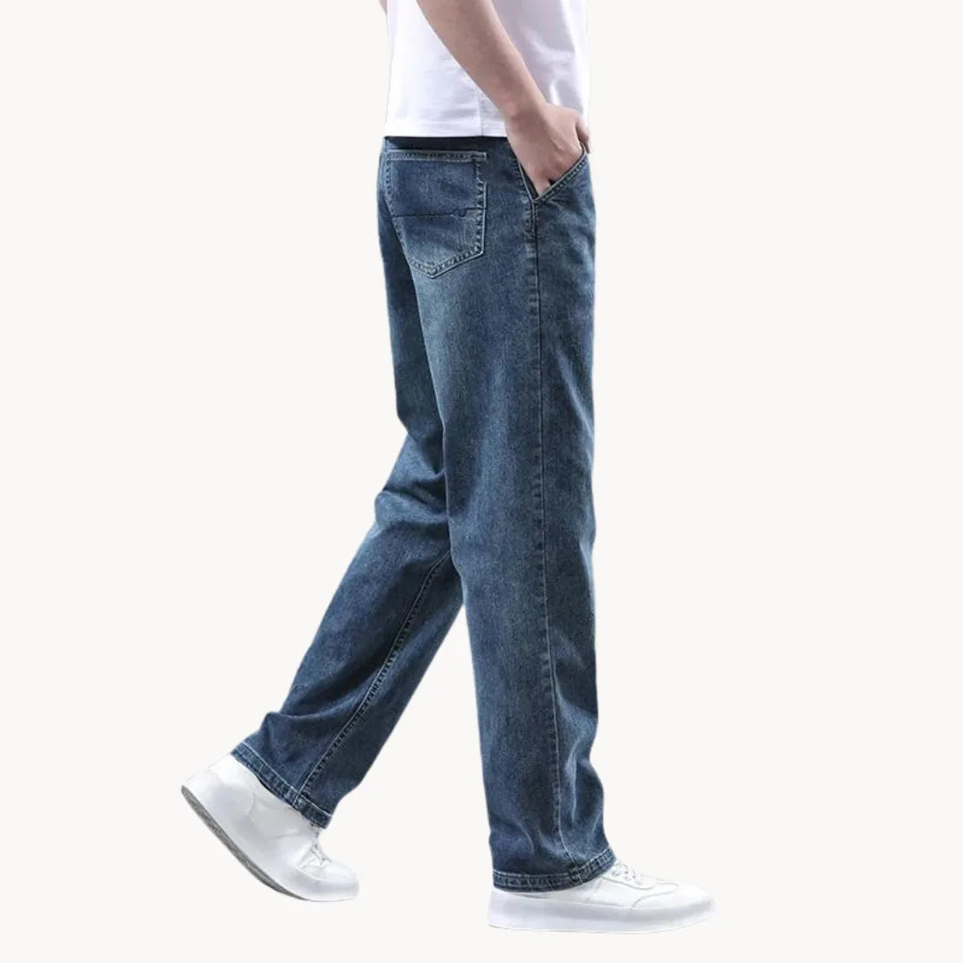 Heren spijkerbroek: comfortabele rechte pasvorm in blauw denim, ideaal voor dagelijks gebruik.