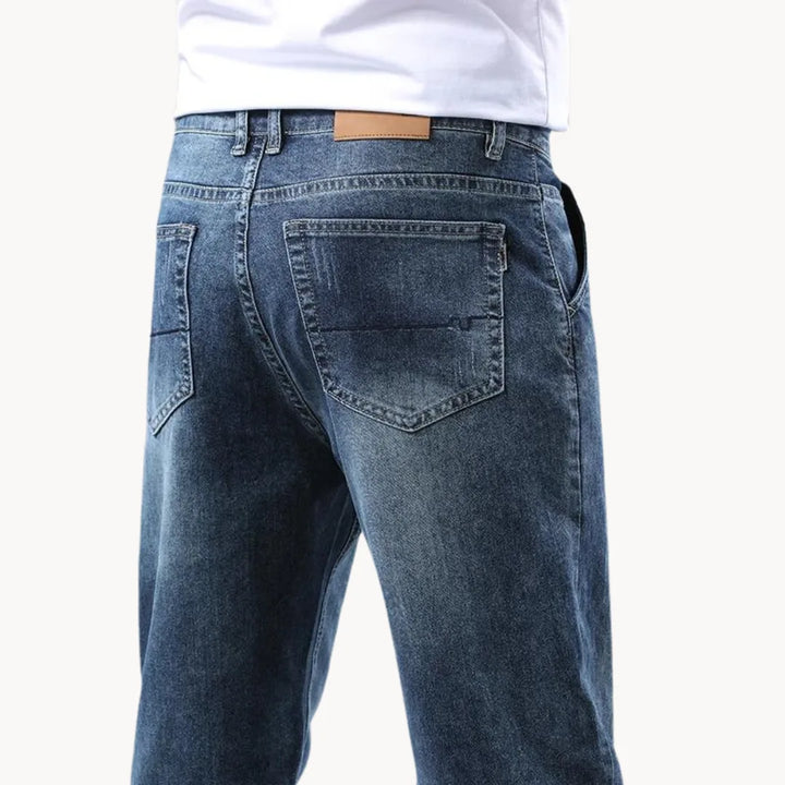 Klassieke heren jeans, rechte pasvorm, gemaakt van robuust denim voor langdurig draagplezier.