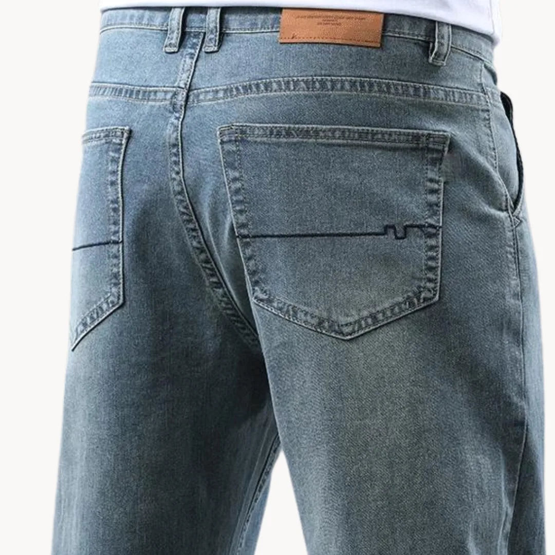 Stijlvolle heren spijkerbroek, rechte pasvorm, perfect voor een casual look of weekend outfit.