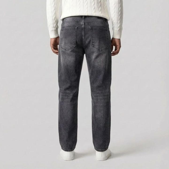 Regular fit straight leg herenjeans. Biedt comfort en een tijdloze look. Perfect voor casual outfits.