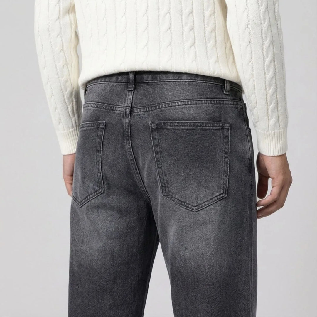Model draagt klassieke straight leg herenjeans, regular fit. Toont de authentieke pasvorm en stijl.