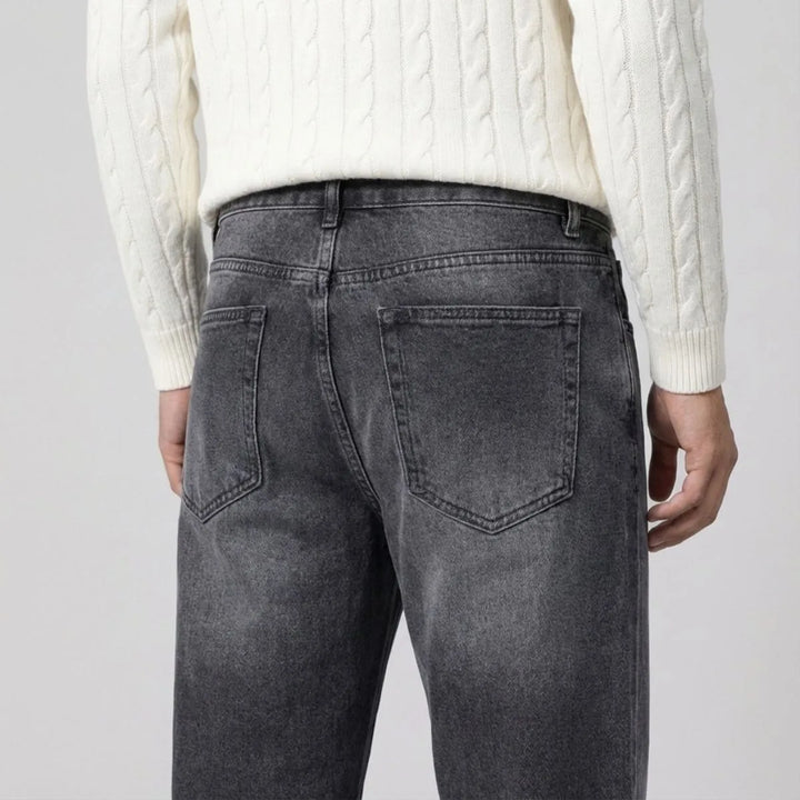 Model draagt klassieke straight leg herenjeans, regular fit. Toont de authentieke pasvorm en stijl.