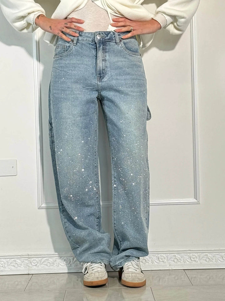 Statement dames broek: wide leg jeans met all-over rhinestone versiering. Uniek en modieus.
