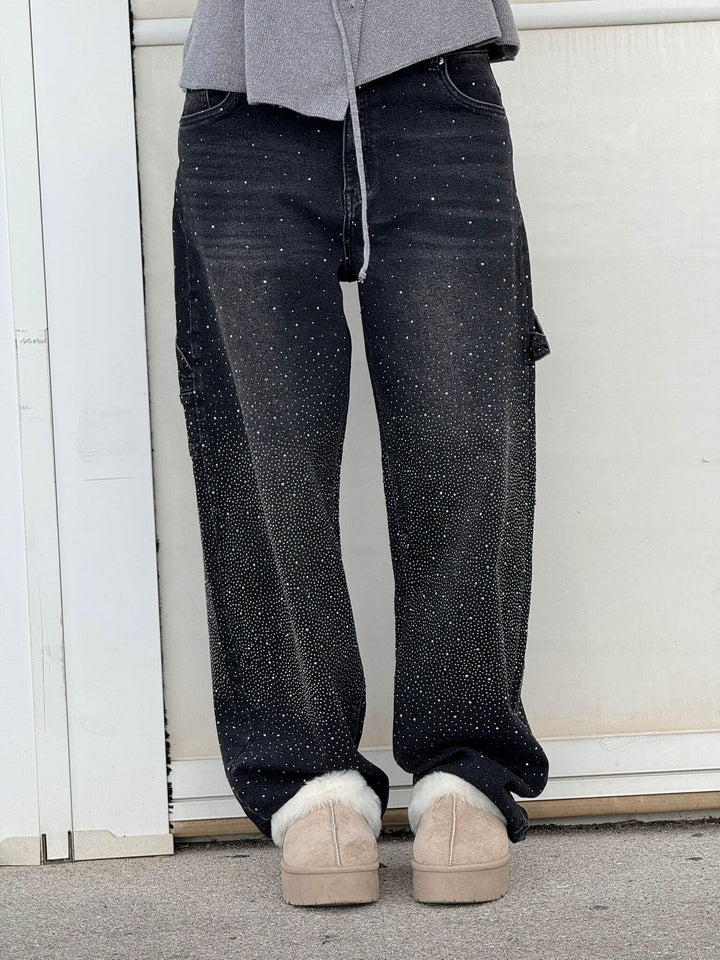 Close-up van de schitterende rhinestones op deze trendy wide leg dames jeans.