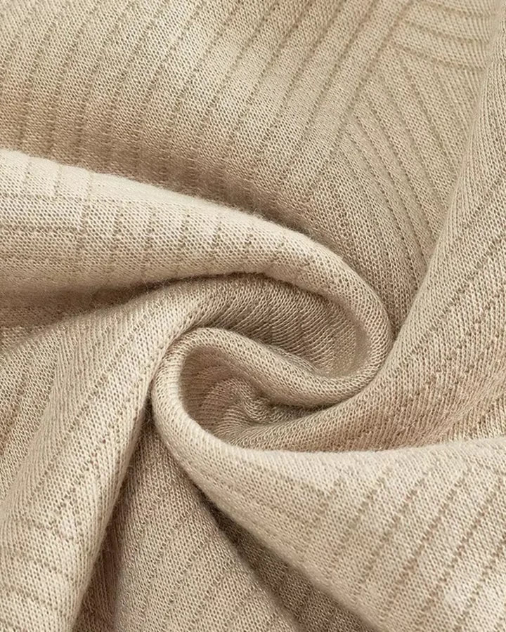 Moderne heren pullover met polokraag en halve ritssluiting, essentieel voor herenmode.
