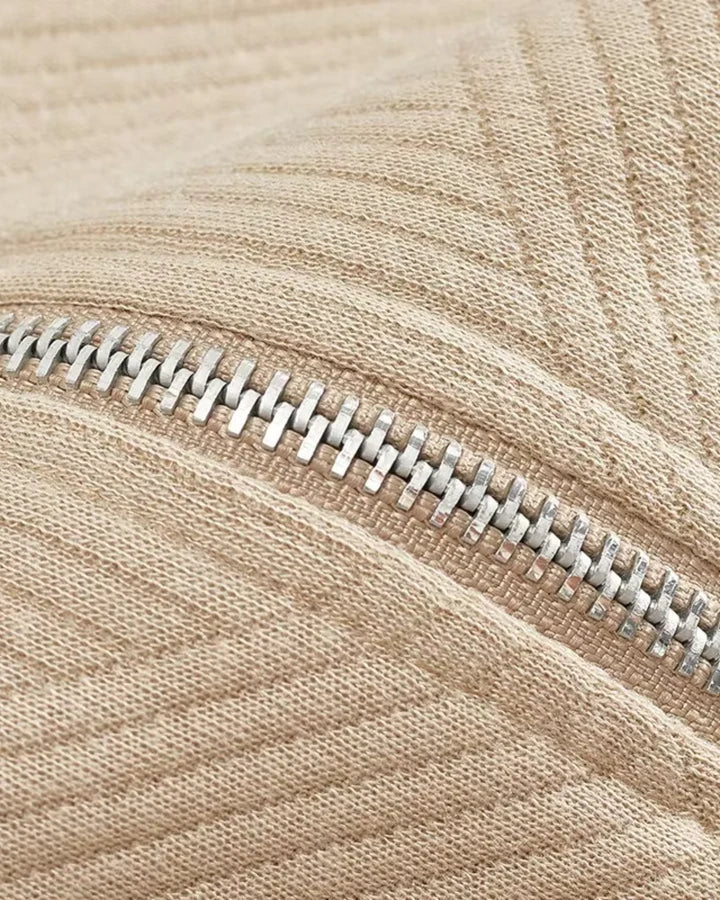 Close-up van de polokraag en halve ritssluiting op deze stijlvolle heren pullover.