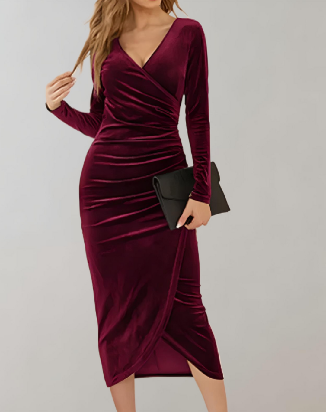 Luxe fluwelen feestjurk met bodycon pasvorm en lange mouwen, perfect voor avondjes uit en speciale gelegenheden.