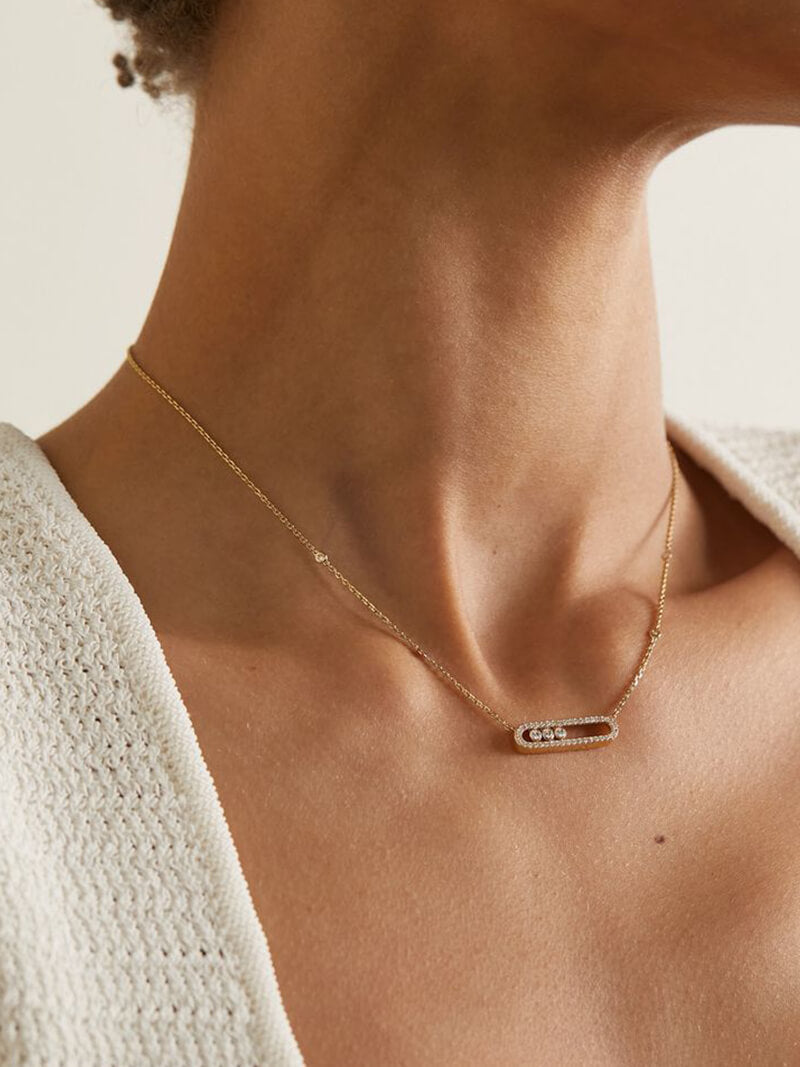 Close-up van de schitterende bewegelijke diamanten op de Aurora damesketting, voor een luxe uitstraling.