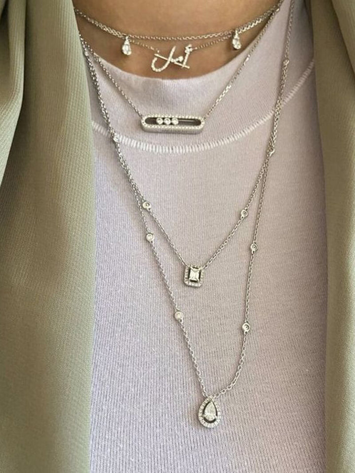 Elegante dames Aurora ketting gedragen, toont de verstelbare lengte en de glans van de diamanten.