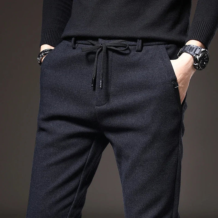 Comfortabele heren slim fit jogger met taps toelopende pijpen, perfect voor vrijetijdskleding en een moderne look.